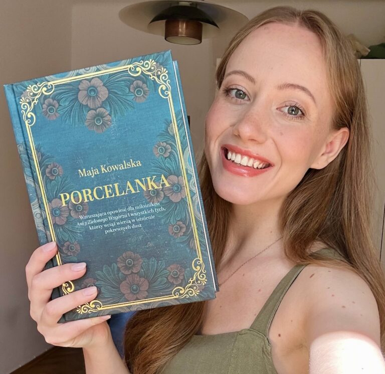 Maja Kowalska z egzemplarzem powieści Porcelanka