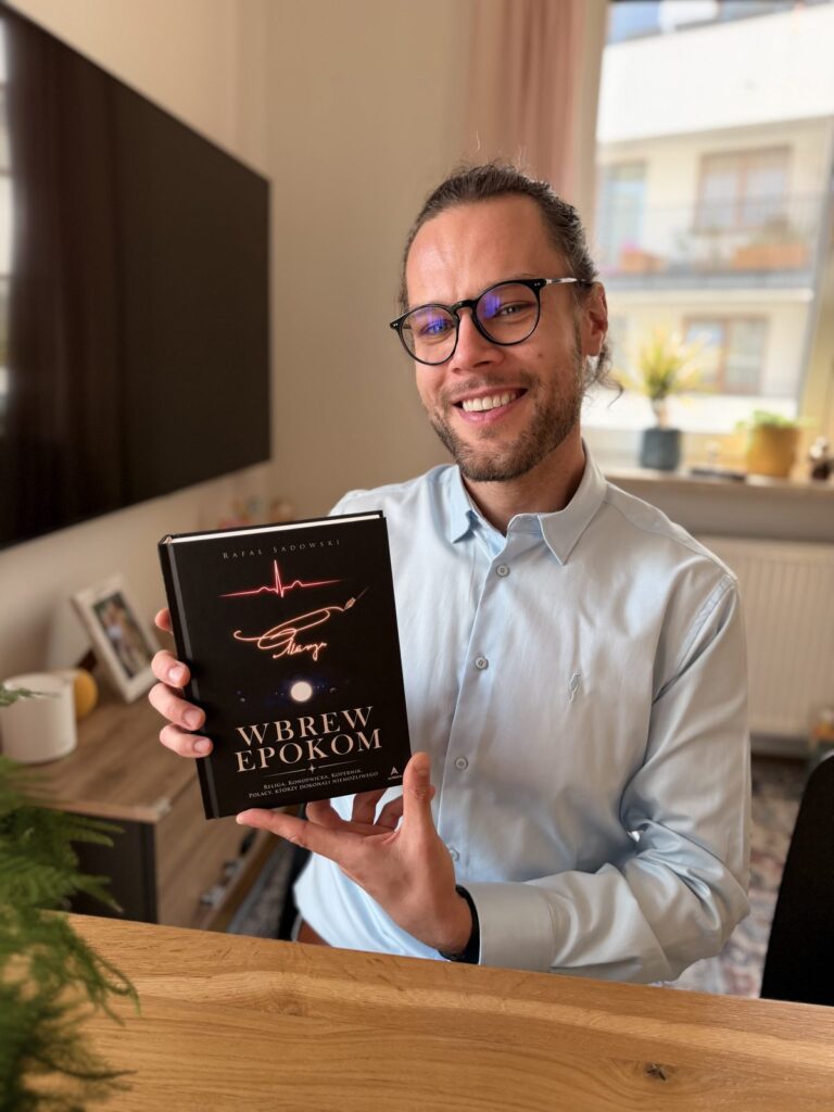 Rafał Sadowski z książką Wbrew epokom